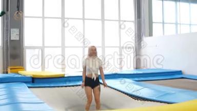 蹦床俱乐部里蹦蹦跳跳的双胞胎年轻女子。